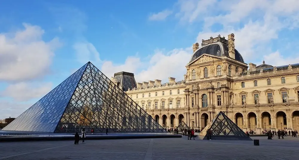 pyramide louvre