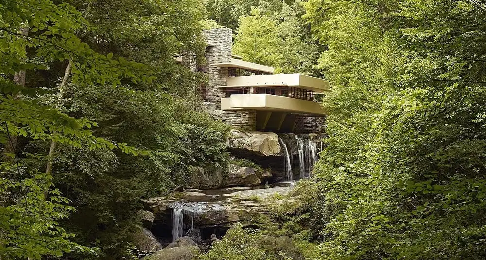 Qui a construit la maison sur la cascade ?